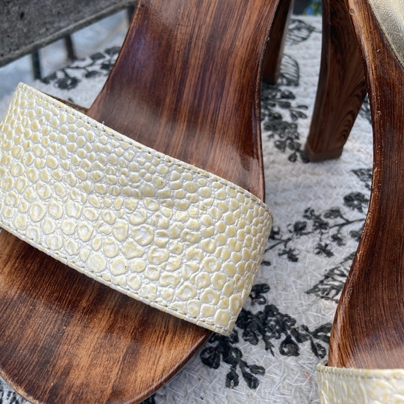 Qupid 4.5” Vegan Gold Platform Slide - Picture 3 of 6